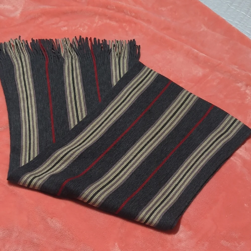 Roundtree & Yorke Black and Red Striped Scarf